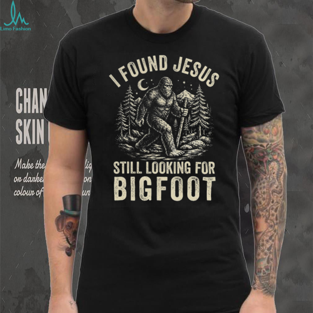 Funny Bigfoot Finding Jesus Sasquatch Cryptid Graphic T Shirt