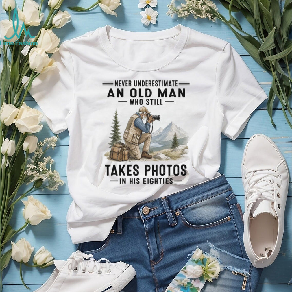 Retro Photographer Old Man Takes Photos Eighties Nature Camera Hobbyist Gift Shirt