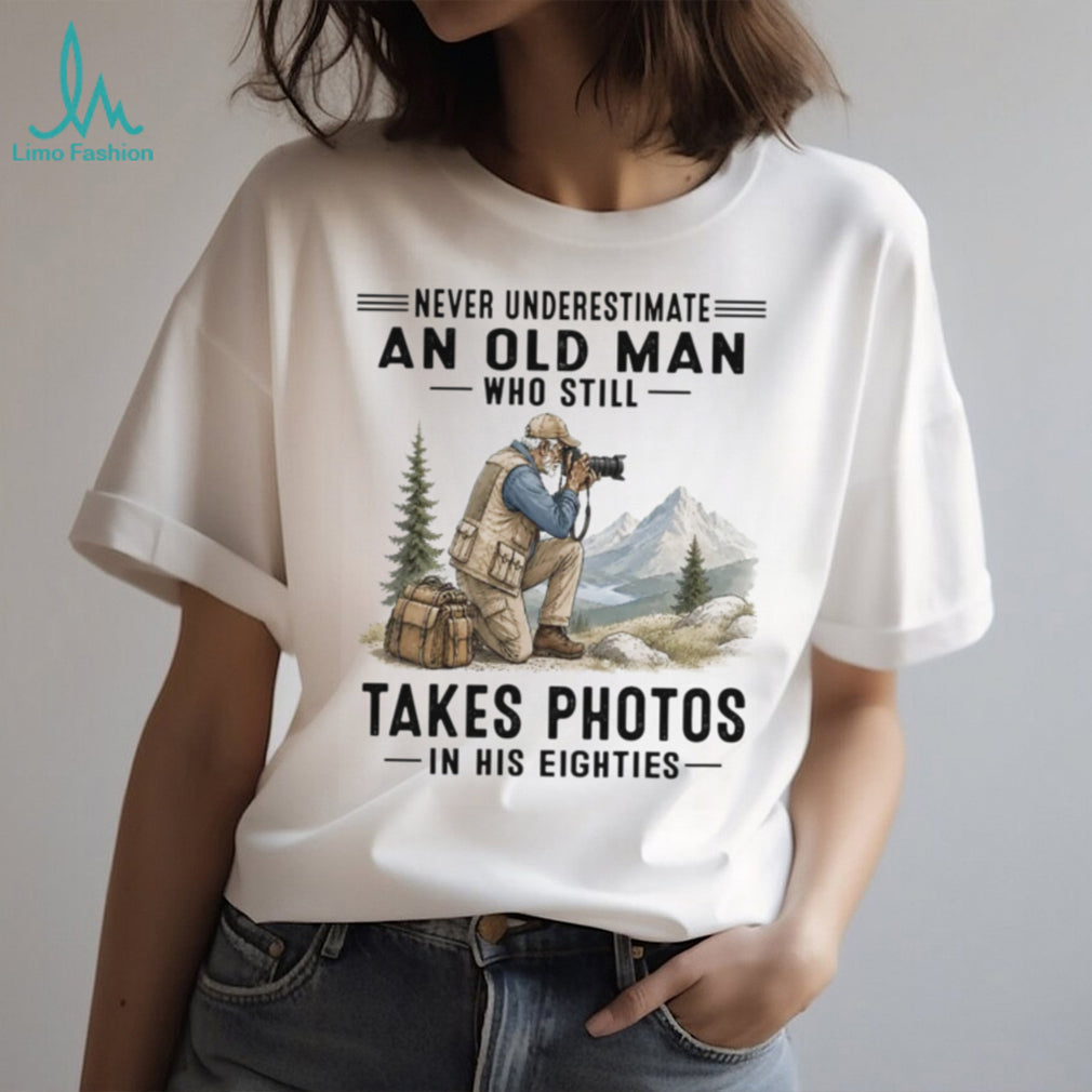 Retro Photographer Old Man Takes Photos Eighties Nature Camera Hobbyist Gift Shirt